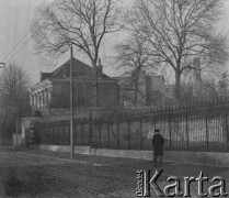 1945-1946, Lys-lez-Lannoy, Francja.
Prawdopodobnie fabryka, w której zakwaterowano polskich żołnierzy z 2. Dywizji Strzelców Pieszych dotychczas internowanych w Szwajcarii. Na zdjęciu mężczyzna idzie chodnikiem.
Fot. Jerzy Konrad Maciejewski, zbiory Ośrodka KARTA
