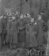 1945-1946, Lys-lez-Lannoy, Francja.
Żołnierze z 2. Dywizji Strzelców Pieszych prawdopodobnie na terenie fabryki, przerobionej na Obóz Zborny Wojska Polskiego. 1. z prawej stoi. sierż. Jerzy Konrad Maciejewski.
Fot. NN, kolekcja Jerzego Konrada Maciejewskiego, zbiory Ośrodka KARTA

