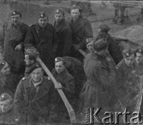 1945-1946, Lys-lez-Lannoy, Francja.
Żołnierze z 2. Dywizji Strzelców Pieszych stoją na 