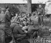 1945-1946, Lys-lez-Lannoy, Francja.
Oficer przeprowadza z żołnierzami 2. Dywizji Strzelców Pieszych pogadankę oświatowo-wychowawczą. Za nim na drzewie wisi mapa prawdopodobnie Polski. 
Fot. Jerzy Konrad Maciejewski, zbiory Ośrodka KARTA
