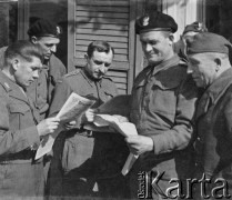 1945-1946, Lys-lez-Lannoy, Francja.
Żołnierze 2. Dywizji Strzelców Pieszych czytają wiadomości w gazecie.
Fot. Jerzy Konrad Maciejewski, zbiory Ośrodka KARTA
