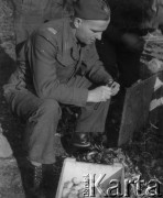 1946, Annappes, Francja.
Żołnierz z 2. Dywizji Strzelców Pieszych podczas obierania ziemniaków. Wojskowi po okresie internowania w Szwajcarii oczekują na powrót do kraju we francuskim obozie.
Fot. Jerzy Konrad Maciejewski, zbiory Ośrodka KARTA