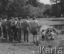 1946, Annappes, Francja.
Żołnierze z 2. Dywizji Strzelców Pieszych przyglądają się dwóch kolegom, którzy łowią ryby w przypałacowym stawie. We francuskim obozie oczekują na powrót do kraju po 5-letnim internowaniu w Szwajcarii.
Fot. Jerzy Konrad Maciejewski, zbiory Ośrodka KARTA