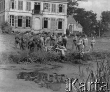 1946, Annappes, Francja.
Żołnierze z 2. Dywizji Strzelców Pieszych łowią ryby w przypałacowym stawie. Po okresie internowania w Szwajcarii oczekują na powrót do kraju we francuskim obozie. W głębi widoczny jest Zamek Brigode, nazywany także zamkiem hrabiego de Montalembert.
Fot. Jerzy Konrad Maciejewski, zbiory Ośrodka KARTA