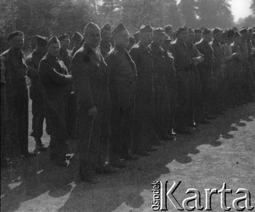 1946, Annappes, Francja. 
Żołnierze z 2. Dywizji Strzelców Pieszych podczas zbiórki. We francuskim obozie oczekują na powrót do kraju po 5-letnim internowaniu w Szwajcarii.
Fot. Jerzy Konrad Maciejewski, zbiory Ośrodka KARTA
