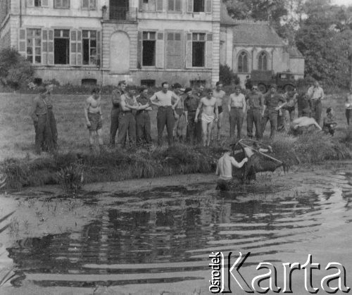 1946, Annappes, Francja.
Żołnierze 2. Dywizji Strzelców Pieszych łowią ryby w przypałacowym stawie. Po okresie internowania w Szwajcarii oczekują na powrót do kraju we francuskim obozie. W głębi widoczny jest Zamek Brigode, nazywany także zamkiem hrabiego de Montalembert.
Fot. Jerzy Konrad Maciejewski, zbiory Ośrodka KARTA