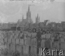 14.04.1946, Ypres, Belgia.
Wojskowy cmentarz angielski, na którym pochowano ofiary z I wojny światowej. Stoją od lewej: NN, Bernadette, sierż. Jerzy Konrad Maciejewski, Therese, NN. W głębi widać katedrę St. Martin.  
Fot. NN, kolekcja Jerzego Konrada Maciejewskiego, zbiory Ośrodka KARTA