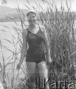 1942-1943, Moosseedorf, Szwajcaria.
Kobieta pozuje do zdjęcia stojąc nad brzegiem jeziora.
Fot. Jerzy Konrad Maciejewski, zbiory Ośrodka KARTA
 
