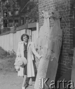 1946, Lille, Francja.
Szwajcarka Fridel Wegmüller z Berna pozuje do zdjęcia z figurami ptaków. 
Fot. Jerzy Konrad Maciejewski, zbiory Ośrodka KARTA