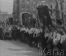 3.05.1946, Lille, Francja.
Młodzież oraz przedstawiciele Polonii we Francji biorą udział w uroczystych obchodach rocznicy uchwalenia Konstytucji 3 maja. Z tyłu za dziećmi widoczne są sztandary.
Fot. Jerzy Konrad Maciejewski, zbiory Ośrodka KARTA