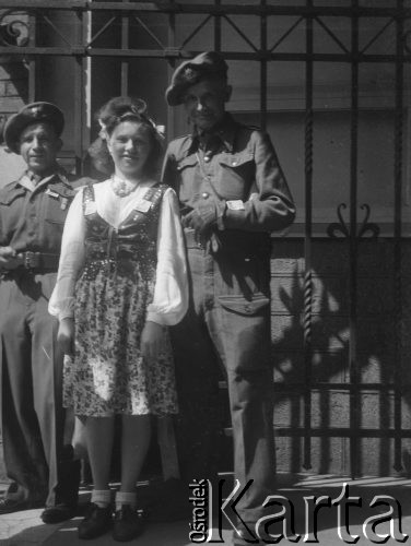 3.05.1946, Lille, Francja.
St. sierż. Jerzy Konrad Maciejewski pozuje do zdjęcia z polską dziewczynką, która bierze udział w uroczystościach rocznicy uchwalenia Konstytucji 3 maja.
Fot. NN, kolekcja Jerzego Konrada Maciejewskiego, zbiory Ośrodka KARTA