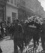 3.05.1946, Lille, Francja.
Rocznica uchwalenia Konstytucji 3 maja. Polscy żołnierze idą w pochodzie niosąc wieniec z biało-czerwoną flagą. 
Fot. Jerzy Konrad Maciejewski, zbiory Ośrodka KARTA