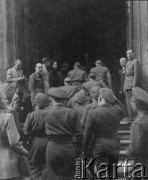 3.05.1946, Lille, Francja.
Polscy żołnierze wchodzą do kościoła by wziąć udział w uroczystej mszy świętej z okazji rocznicy uchwalenia Konstytucji 3 maja.
Fot. Jerzy Konrad Maciejewski, zbiory Ośrodka KARTA