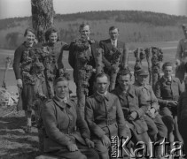 Kwiecień 1941, Kerzers, Szwajcaria.
Internowani Polacy z 2. Dywizji Strzelców Pieszych pozują z polską rodziną, którą odwiedzili na przepustce.
Fot. Jerzy Konrad Maciejewski, zbiory Ośrodka KARTA
