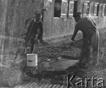 1941, Büren an der Aare, Szwajcaria.
Internowani żołnierze 2. Dywizji Strzelców Pieszych podczas sprzątania obozowych baraków.
Fot. Jerzy Konrad Maciejewski, zbiory Ośrodka KARTA
