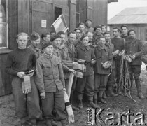 1941, Büren an der Aare, Szwajcaria.
Internowani żołnierze 2. Dywizji Strzelców Pieszych, którzy prawdopodobnie uczestniczą w warsztatach tkackich, pozują do wspólnego zdjęcia przed barakiem. 
Fot. Jerzy Konrad Maciejewski, zbiory Ośrodka KARTA


