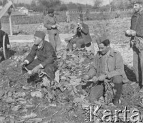 1941, Büren an der Aare, Szwajcaria.
Internowani żołnierze z 2. Dywizji Strzelców Pieszych pracują w obozowym ogrodzie.
Fot. Jerzy Konrad Maciejewski, zbiory Ośrodka KARTA
