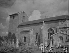 Po 29.05.1940, Vicherey, Francja.
Przebudowana kaplica dawnego zamku, w którym znajduje się kościół świętego Remigiusza (fr. Église Saint-Remy). Do kościoła przylega miejscowy cmentarz.
Fot. Jerzy Konrad Maciejewski, zbiory Ośrodka KARTA
