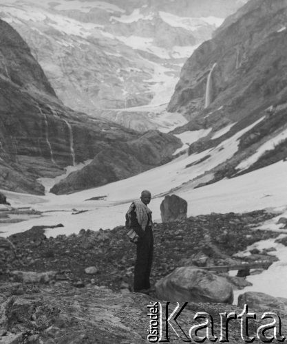 Lata 40., Maderanertal, Szwajcaria.
Sierż. Jerzy Konrad Maciejewski z 2. Dywizji Strzelców Pieszych podczas spaceru po górach.
Fot. NN, kolekcja Jerzego Konrada Maciejewskiego, zbiory Ośrodka KARTA
