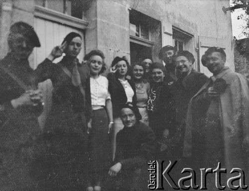 Wiosna1940, La Maucarriere, Francja.
Żołnierze 2. Dywizji Strzelców Pieszych uczą miejscowe kobiety salutowania.
Fot. Jerzy Konrad Maciejewski, zbiory Ośrodka KARTA

