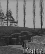 Lata 40., Habsburg, Szwajcaria.
Kornelia Wollf podczas zwiedzania średniowiecznej warowni obronnej rodu Habsburgów. Została zbudowana w XI–XIV w. 
Fot. Jerzy Konrad Maciejewski, zbiory Ośrodka KARTA
