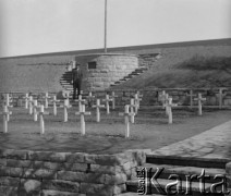 1945, Münsingen, Szwajcaria.
Prawdopodobnie sierż. Jerzy Konrad Maciejewski na cmentarzu wojennym, na którym pochowano lotników alianckich. 
Fot. NN, kolekcja Jerzego Konrada Maciejewskiego, zbiory Ośrodka KARTA