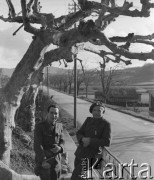 1940-1941, Schönbrunnen, Münchenbuchsee, Szwajcaria.
Internowany sierż. Jerzy Konrad Maciejewski z 2. Dywizji Strzelców Pieszych w towarzystwie ppor. Mamerta Miż-Miszyna.
Fot. NN, kolekcja Jerzego Konrada Maciejewskiego, zbiory Ośrodka KARTA

