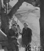 1940-1941, Schönbrunnen, Münchenbuchsee, Szwajcaria
Przed wejściem do budynku stoją internowani żołnierze 2. Dywizji Strzelców Pieszych. Od lewej stoją: ppor. Mamert Miż-Miszyn i pchor. Zygmunt Kisielewski. 
Fot. Jerzy Konrad Maciejewski, zbiory Ośrodka KARTA