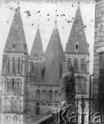 19.04.1946, Tournai, Belgia.
Jerzy Konrad Maciejewski z 5 Małopolskiego Pułku Strzelców Pieszych 2. Dywizji Strzelców Pieszych pozuje do zdjęcia na tle wież Katedry Notre-Dame.
Fot. NN, kolekcja Jerzego Konrada Maciejewskiego, zbiory Ośrodka KARTA