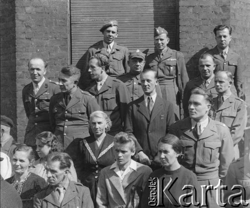 1943-1945, Giswil, Szwajcaria.
Internowani żołnierze 2. Dywizji Strzelców Pieszych oraz ludność cywilna prawdopodobnie uczestniczą w uroczystości. 
Fot. Jerzy Konrad Maciejewski, zbiory Ośrodka KARTA