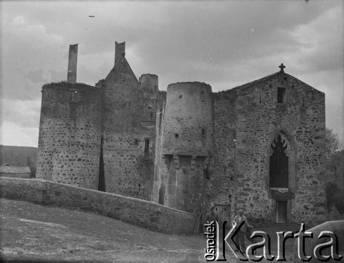 1940, Glénay, Francja.
Zabytkowy, romański kościół św. Marcina z XII wieku. Przed wejściem do budynku rozmawiają ze sobą żołnierz 2. Dywizji Strzelców Pieszych oraz mężczyzna z psem.
Fot. Jerzy Konrad Maciejewski, zbiory Ośrodka KARTA