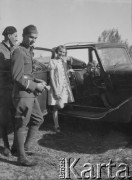 1940, Glénay, Francja.
Żołnierze 2. Dywizji Strzelców Pieszych pozują z córkami ppłk Bronisława Kowalczewskiego, dowódcy 5 Małopolskiego Pułku Strzelców 2. Dywizji Strzelców Pieszych na tle samochodu.
Fot. Jerzy Konrad Maciejewski, zbiory Ośrodka KARTA