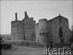 1940, Glénay, Francja.
Żołnierz 2. Dywizji Strzelców Pieszych przygląda się XII-wiecznemu kościołowi św. Marcina.
Fot. Jerzy Konrad Maciejewski, zbiory Ośrodka KARTA