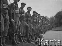 3.05.1940, Airvault, Francja.
Żołnierze 2. Dywizji Strzelców Pieszych podczas mszy św. polowej, zorganizowanej w dniu rocznicy uchwalenia Konstytucji 3 maja. Przed mężczyznami stojącymi na baczność siedzi pies, prawdopodobnie maskotka oddziału.
Fot. Jerzy Konrad Maciejewski, zbiory Ośrodka KARTA