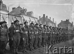 3.05.1940, Airvault, Francja.
Żołnierze 2. Dywizji Strzelców Pieszych podczas mszy św. polowej, zorganizowanej w dniu rocznicy uchwalenia Konstytucji 3 maja. Na zdjęciu żołnierze trzymają broń na ramieniu.
Fot. Jerzy Konrad Maciejewski, zbiory Ośrodka KARTA