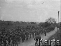 3.05.1940, Airvault, Francja.
Polscy żołnierze 2. Dywizji Strzelców Pieszych biorą udział w defiladzie wojskowej w związku z obchodami rocznicy uchwalenia Konstytucji 3 maja.
Fot. Jerzy Konrad Maciejewski, zbiory Ośrodka KARTA