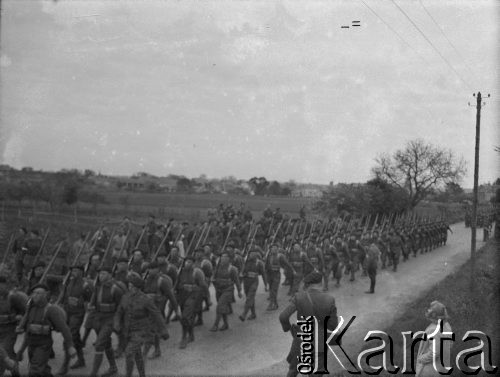 3.05.1940, Airvault, Francja.
Polscy żołnierze 2. Dywizji Strzelców Pieszych biorą udział w defiladzie wojskowej w związku z obchodami rocznicy uchwalenia Konstytucji 3 maja.
Fot. Jerzy Konrad Maciejewski, zbiory Ośrodka KARTA
