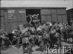 19.05.1940, Airvault, Francja.
5 Małopolski Pułk Strzelców Pieszych 2. Dywizji Strzelców Pieszych wchodzą do wagonów towarowych. Wojsko zostanie koleją przewiezione na front francusko-niemiecki.
Fot. Jerzy Konrad Maciejewski, zbiory Ośrodka KARTA