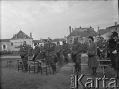 3.05.1940, Airvault, Francja.
Oficerowie 2. Dywizji Strzelców Pieszych z rodzinami podczas mszy św. polowej, zorganizowanej w dniu rocznicy uchwalenia Konstytucji 3 maja.
Fot. Jerzy Konrad Maciejewski, zbiory Ośrodka KARTA