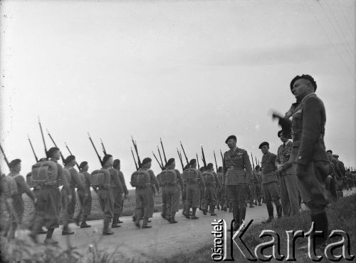 3.05.1940, Airvault, Francja.
Żołnierze 2. Dywizji Strzelców Pieszych idą w defiladzie wojskowej zorganizowanej w dniu rocznicy uchwalenia Konstytucji 3 maja.
Fot. Jerzy Konrad Maciejewski, zbiory Ośrodka KARTA