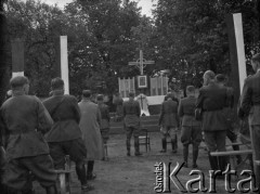 3.05.1940, Airvault, Francja.
Obchody rocznicy uchwalenia Konstytucji 3 maja. 2. Dywizja Strzelców Pieszych bierze udział we mszy św. polowej. Przed ołtarzem klęczy ksiądz. 
Fot. Jerzy Konrad Maciejewski, zbiory Ośrodka KARTA