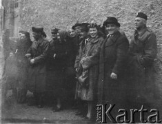 14.04.1940, Airvault, Francja.
Zespół aktorów z teatru polskiego w Paryżu stoi przed budynkiem kina w towarzystwie polskich żołnierzy z 2. Dywizji Strzelców Pieszych.
Fot. Jerzy Konrad Maciejewski, zbiory Ośrodka KARTA