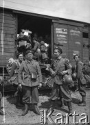 19.05.1940, Airvault, Francja.
Żołnierze 5 Małopolskiego Pułku Strzelców Pieszych 2. Dywizji Strzelców Pieszych podczas wchodzenia do podstawionych wagonów towarowych. Wojsko zostanie koleją przewiezione na front francusko-niemiecki.
Fot. Jerzy Konrad Maciejewski, zbiory Ośrodka KARTA