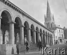 Maj 1940, Airvault, Francja. 
Żołnierze 2. Dywizji Strzelców Pieszych podczas zwiedzania miasta. W głębi widać wieżę kościoła św. Piotra.
Fot. Jerzy Konrad Maciejewski, zbiory Ośrodka KARTA