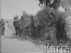 Po październiku 1939, Ocnita, Rumunia.
Pracownicy Wojskowego Instytutu Naukowo-Oświatowego wraz z innymi żołnierzami Wojska Polskiego po przekroczeniu granicy polsko-rumuńskiej, gdzie zostali internowani.
Fot. Jerzy Konrad Maciejewski, zbiory Ośrodka KARTA