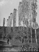 Po październiku 1939, Ocnita, Rumunia.
Internowani żołnierze Wojska Polskiego podczas spaceru.
Fot. Jerzy Konrad Maciejewski, zbiory Ośrodka KARTA