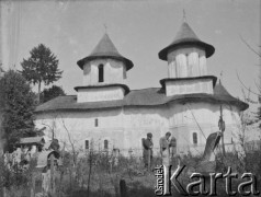 Po październiku 1939, Ocnita, Rumunia.
Cerkiew prawosławna. Na cmentarzu przy grobie stoją internowani żołnierze Wojska Polskiego.
Fot. Jerzy Konrad Maciejewski, zbiory Ośrodka KARTA