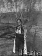 Po październiku 1939, Ocnita, Rumunia.
Rumunka w stroju ludowym. 
Fot. Jerzy Konrad Maciejewski, zbiory Ośrodka KARTA
