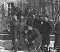 1940-1941, Münchenbuchsee, Szwajcaria.
Żołnierze 2. Dywizji Strzelców Pieszych podczas internowania. W drugim rzędzie 2. z lewej stoi starszy brygadier Józef Zerygiewicz, 4. z lewej podchorąży Zygmunt Kisielewski.
Fot. Jerzy Konrad Maciejewski, zbiory Ośrodka KARTA