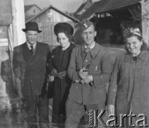 1940-1941, Münchenbuchsee, Szwajcaria.
Szwajcarzy w towarzystwie polskiego żołnierza 2. Dywizji Strzelców Pieszych, prawdopodobnie kanoniera Adama Gołębia.
Fot. Jerzy Konrad Maciejewski, zbiory Ośrodka KARTA
